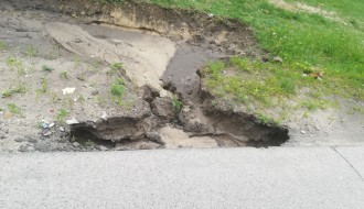 Obilne kiše spiraju pesak ispod asfalta