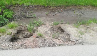 Obilne kiše spiraju pesak ispod asfalta