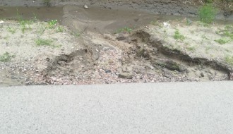 Obilne kiše spiraju pesak ispod asfalta