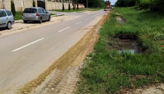 Obilne kiše spiraju pesak ispod asfalta