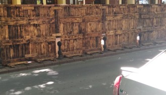 Ograda oko kafića u centru grada