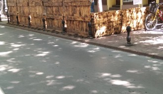 Ograda oko kafića u centru grada