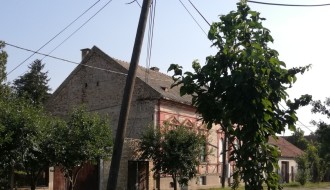 Nakrivljena bandera u Ulici Marije Bursać