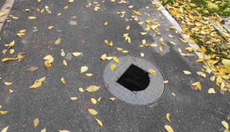 Velika rupa na šahtu na raskrsnici Štrosmajerove i Maksima Gorkog (kod Žute kuće)