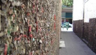 Turistička atrakcija - zid sa žvakama