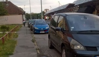 Parkiranje na trotoaru preko puta glavne Autobuske stanice