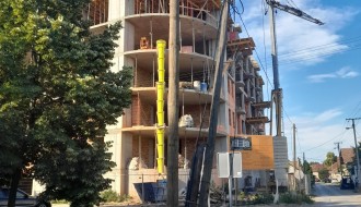 Nakrivljena bandera na uglu ulica Andrije Medulića i Masarikove