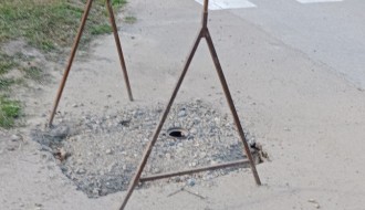 Oštećen kolovoz na uglu ulica Bratstva Jedinstva i Palmine više od tri meseca čeka na popravku