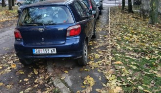 Parkiranje na pešačkoj stazi (Šolohova i raskrsnica sa Kumičićevom)