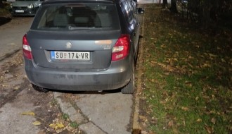 Parkiranje na pešačkoj stazi (Šolohova i raskrsnica sa Kumičićevom)