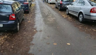 Parkiranje na pešačkoj stazi (Šolohova i raskrsnica sa Kumičićevom)