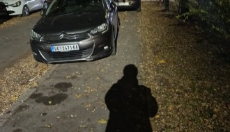 Parkiranje na pešačkoj stazi (Šolohova i raskrsnica sa Kumičićevom)