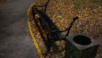 Oštećena klupa kod Kerske crkve