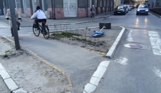 Improvizovani saobraćajni znak kod Sarić spomenika