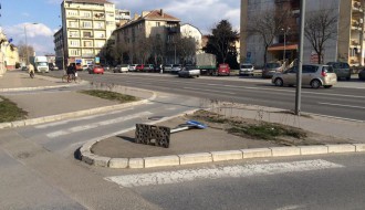 Improvizovani saobraćajni znak kod Sarić spomenika