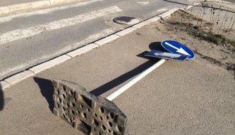 Improvizovani saobraćajni znak kod Sarić spomenika