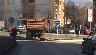 Improvizovani saobraćajni znak kod Sarić spomenika