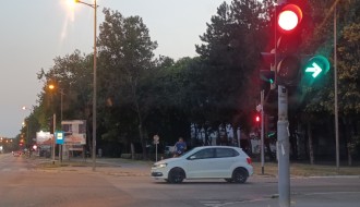 Semafor za pešake i uslovno zeleno svetlo kod supermarketa 024