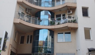 Otpada staklo sa zgrade u Ulici cara Dušana