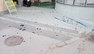 Otpada staklo sa zgrade u Ulici cara Dušana