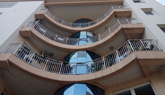 Otpada staklo sa zgrade u Ulici cara Dušana