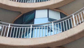 Otpada staklo sa zgrade u Ulici cara Dušana