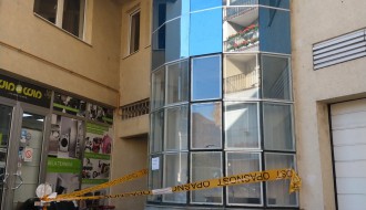 Otpada staklo sa zgrade u Ulici cara Dušana