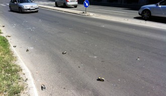 Kamion - nekultura - staklene flaše po putu