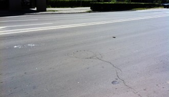 Kamion - nekultura - staklene flaše po putu