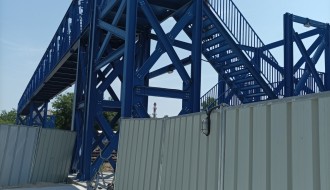 Prelazak kolicima preko plave pasarele kod Nove opštine