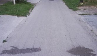 Smrad i prljavština usled curenja tečnosti iz kamiona za odnošenje smeća