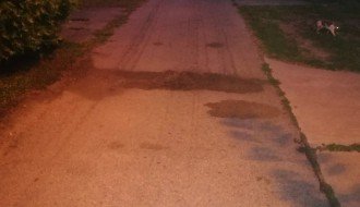 Smrad i prljavština usled curenja tečnosti iz kamiona za odnošenje smeća