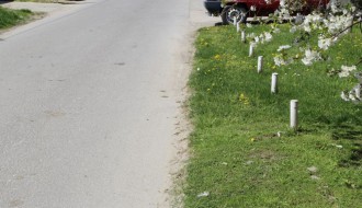 Stubovi uz cestu u ulici Jerneja Kopitara