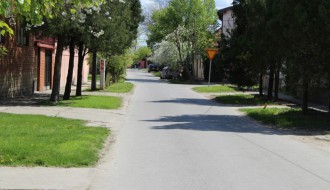 Stubovi uz cestu u ulici Jerneja Kopitara