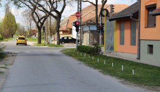 Stubovi uz cestu u ulici Jerneja Kopitara