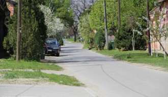 Stubovi uz cestu u ulici Jerneja Kopitara