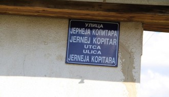 Stubovi uz cestu u ulici Jerneja Kopitara