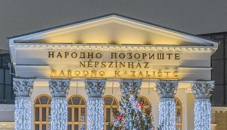 Početno slovo "N" postavljeno naopako na fasadi Narodnog pozorišta