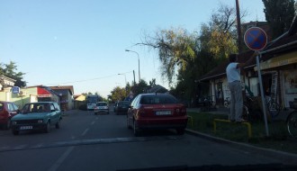 Parkiranje kod Tesline Pijace ometa saobraćaj