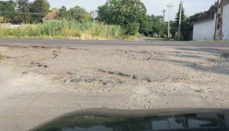 Udarne rupe na uključenju na Subotički put u Bajmoku