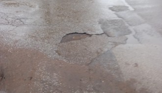 Udarna rupa na uglu Somborskog puta i Mažuranićeve (kod Blaškovog križa),