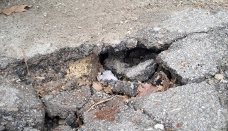 Rupa na asfaltu u ulici Prvomajska kod broja 84