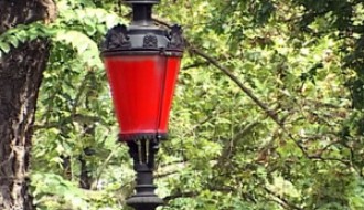 Pohvala vandalizmu - crvene svetiljke u Parku Rajhl Ferenca