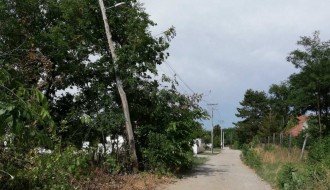 Puknuta drvena bandera u Bračkoj ulici