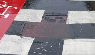 "Utonula" šahta kod pešačkog prelaza na uglu Štrosmajerove i Maksima Gorkog