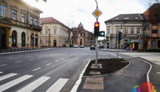 "Utonula" šahta kod pešačkog prelaza na uglu Štrosmajerove i Maksima Gorkog