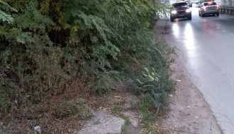 Neprohodan trotoar kod podvožnjaka (Pionir)