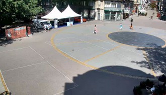 Tragovi improvizovanih terena u centru grada