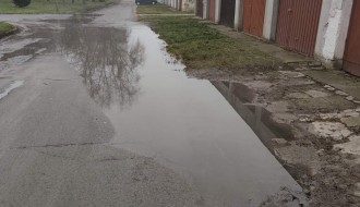 Žačepljena kanalizacija pored parka na Prozivci