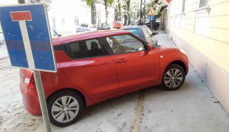 Bahato parkiranje isped Kovid ambulante u Harambašićevoj